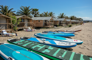 Un càmping que s’integra amb la terra i el mar