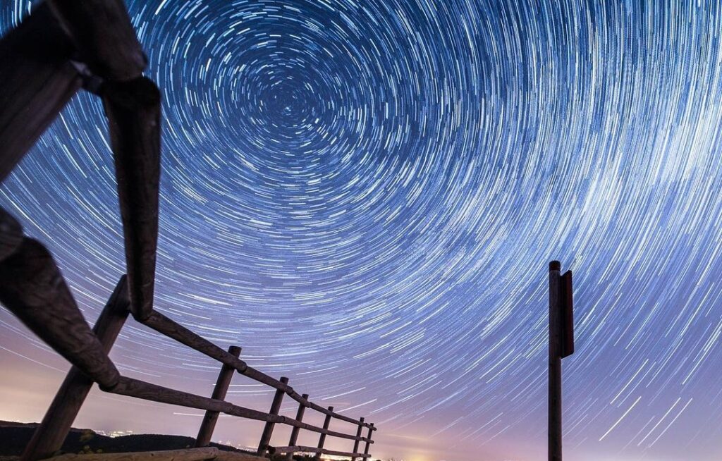 Vista nocturna del Parc Astronòmic Muntanyes de Prades con el cielo estrellado