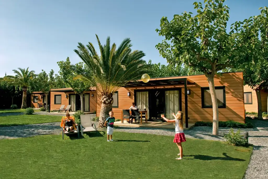 Camping con niños Playa Montroig - acceso directo playa y parque acuático Tarragona