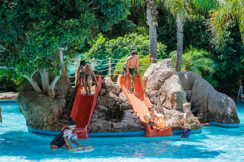 Camping con niños La Siesta Salou - piscinas y playa familiar en Tarragona